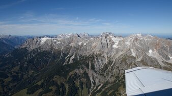 Ausblick aus unserer Rundflugmaschine auf die Salzburger Bergkulisse | © Dietmar Schreiber