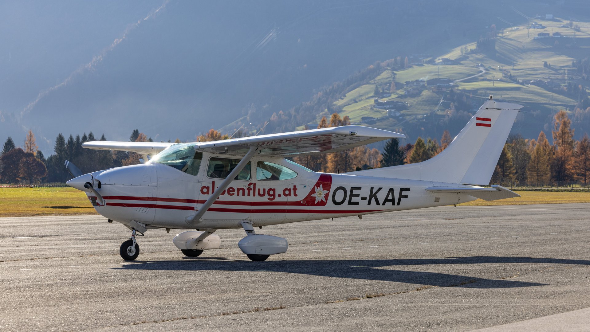 Cessna im Alpenpanorama Cessna Flugzeug auf einer Landebahn vor bergiger Landschaft in Österreichs Alpen